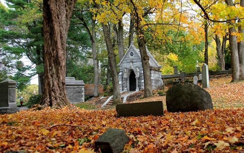 Explore The "Dark Side" Of Boston With This Creepy Walking Tour